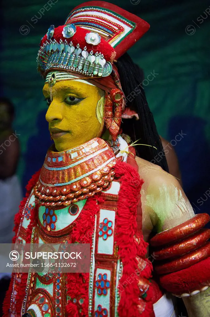India, Kerala state, around Kannur, Teyyam ceremony, god representating