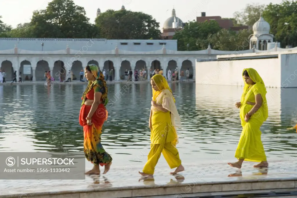 followers by the ´ Sarovar´ pond whose water is considered holy, inside Gurudwara Bangla Sahib, the most prominent Sikh gurdwara, or Sikh house of wor...