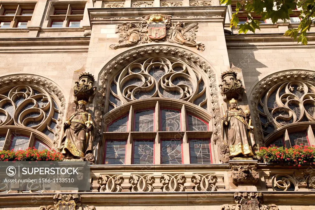 Coat of arms of Duisburg and statues at the town hall in Duisburg Duisburg, North Rhine-Westphalia, Germany, Europe