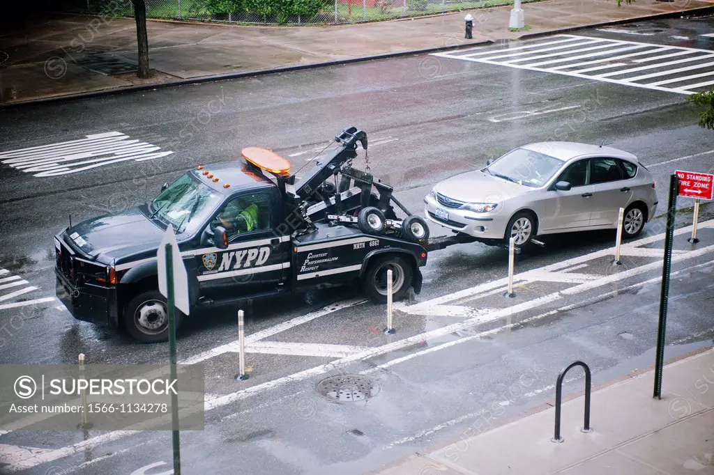 A driver gets their car towed from a ´No Parking´ zone in the Chelsea neighborhood of New York