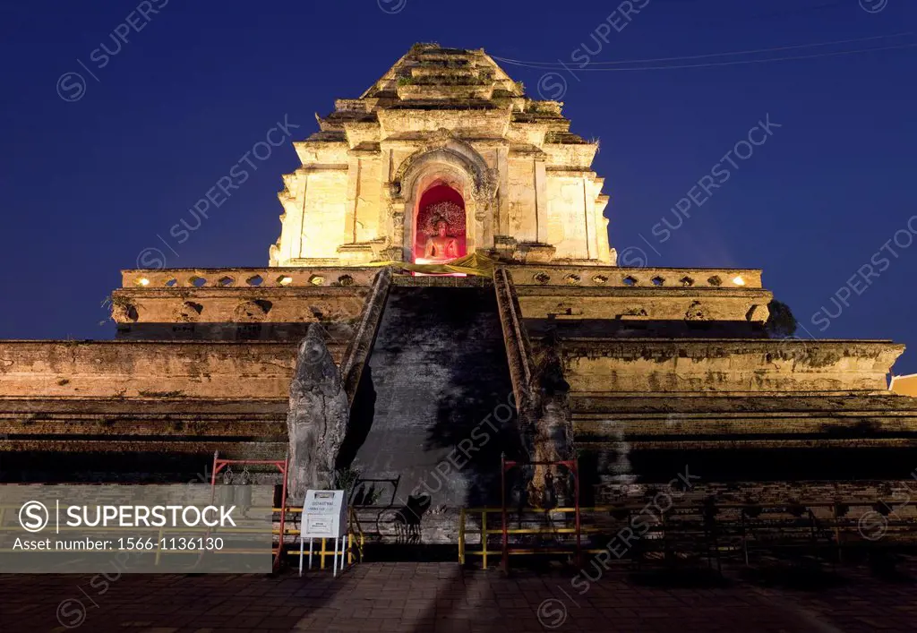 Large central stupa or ´chedi´ by Night, Wat Chedi Luang, Chiang Mai, Thailand
