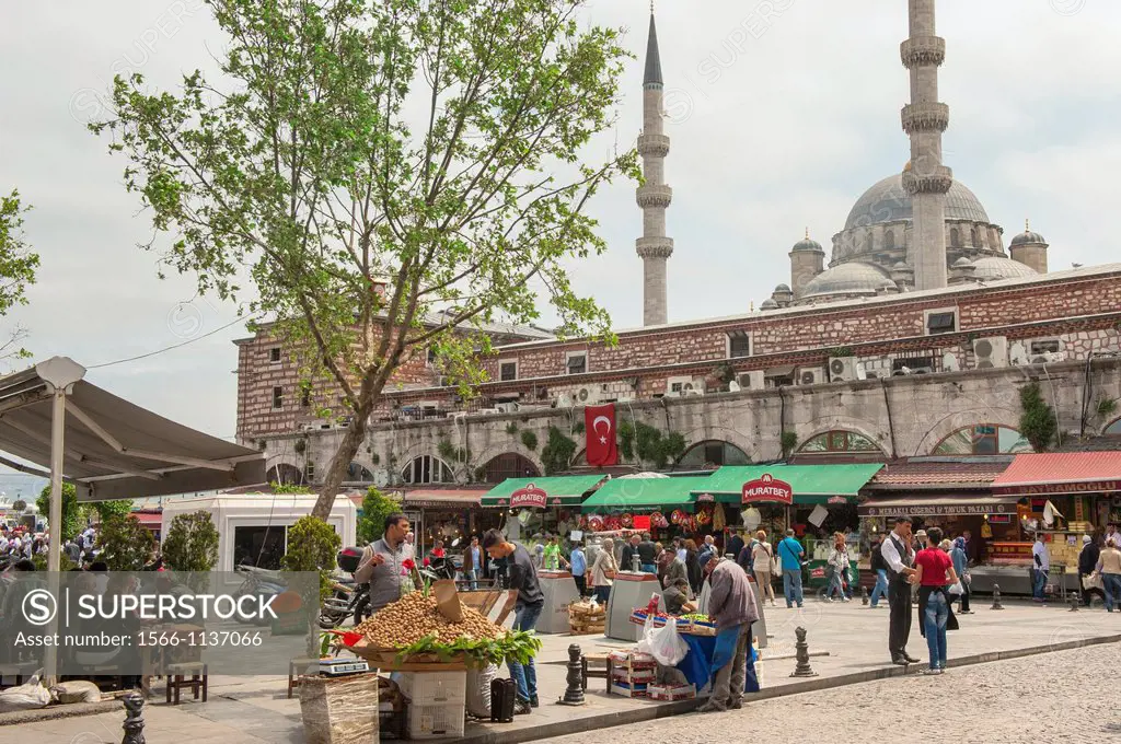 Egyptian bazaar and Yeni Mosque, Istanbul, Turkey