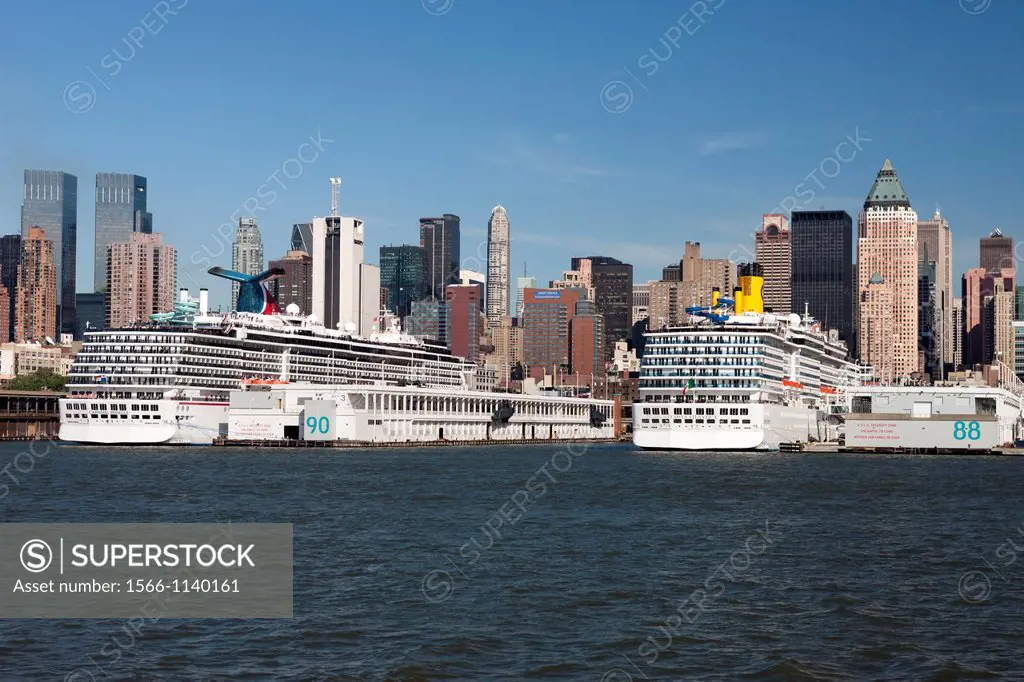 CRUISE SHIPS MIDTOWN SKYLINE HUDSON RIVER MANHATTAN NEW YORK USA