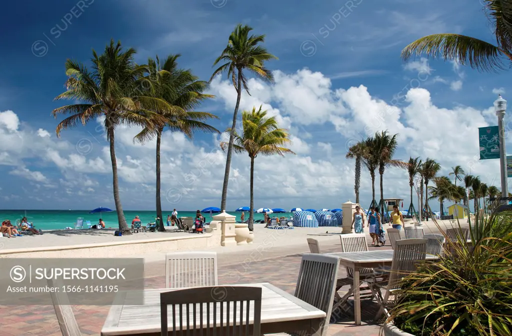 OUTDOOR SIDEWALK CAFE ON BEACHFRONT PROMENADE HOLLYWOOD BEACH FLORIDA USA