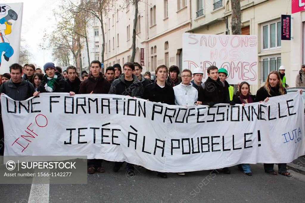 Demonstration for vocational training in the university, Lyon, Rhône, Rhône-Alpes, France.
