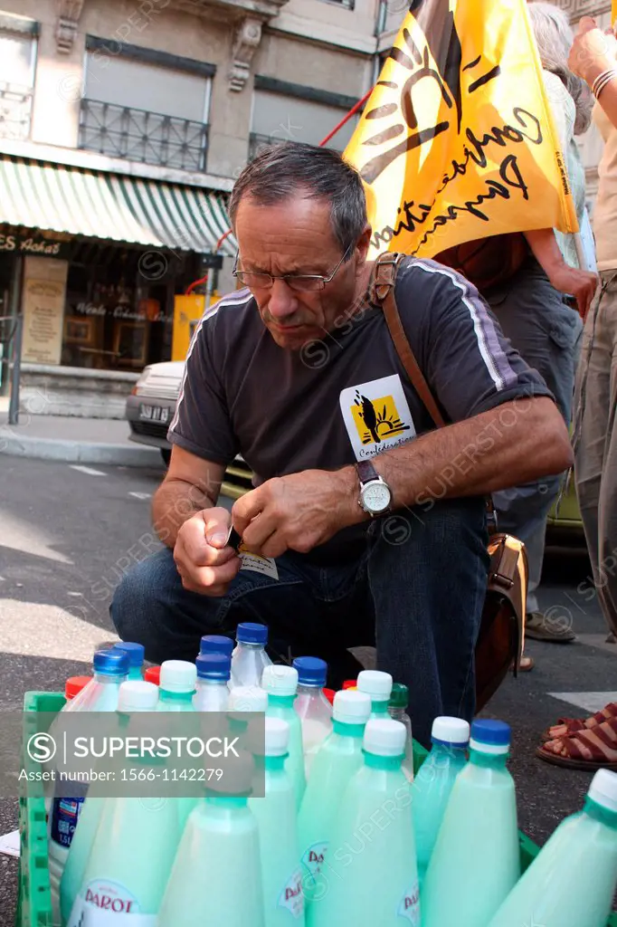 Demonstration against decrease in the selling price of a liter of milk by wholesalers, Lyon, Rhône, Rhône-Alpes, France.