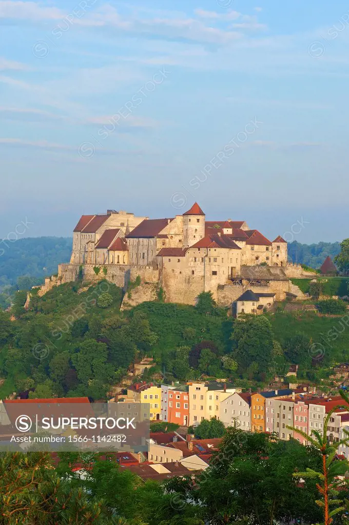 Castle, Burghausen, Altötting district, Upper Bavaria, Bavaria, Germany (view from Austria over Salzach River)