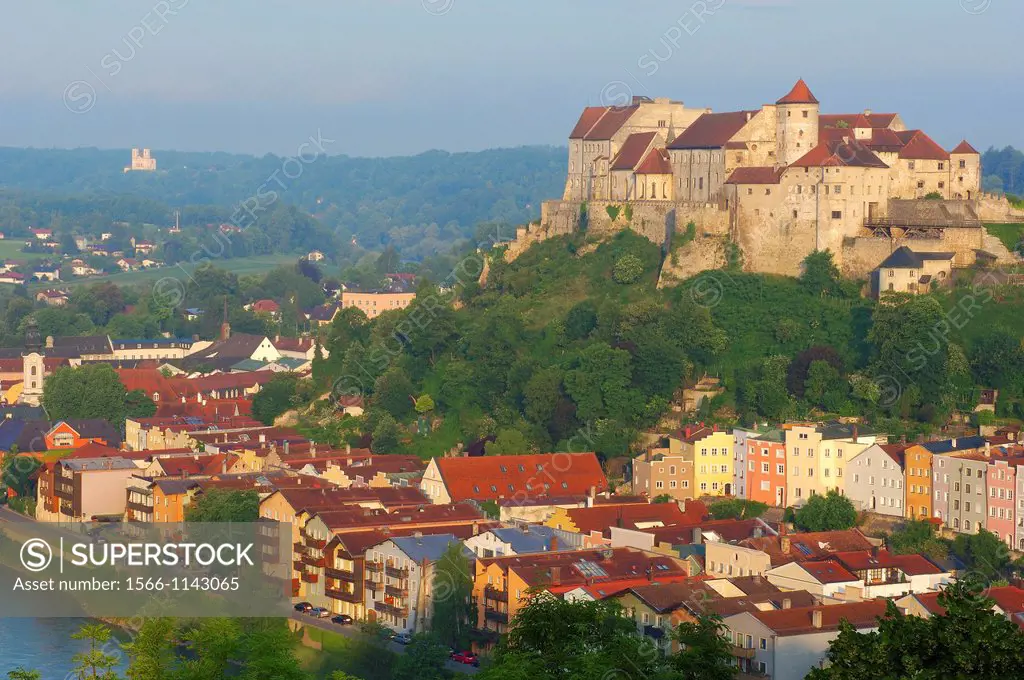 Castle, Burghausen, Altötting district, Upper Bavaria, Bavaria, Germany (view from Austria over Salzach River)