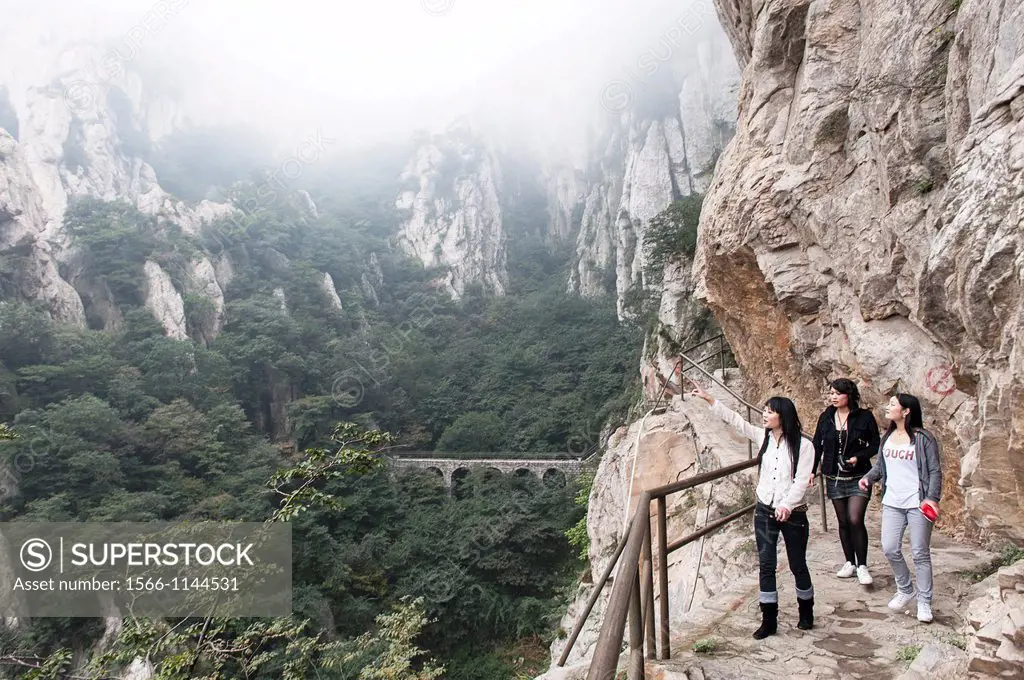 Tourists hiking to the San Huang Zhai Monastery on the Song Mountain, China