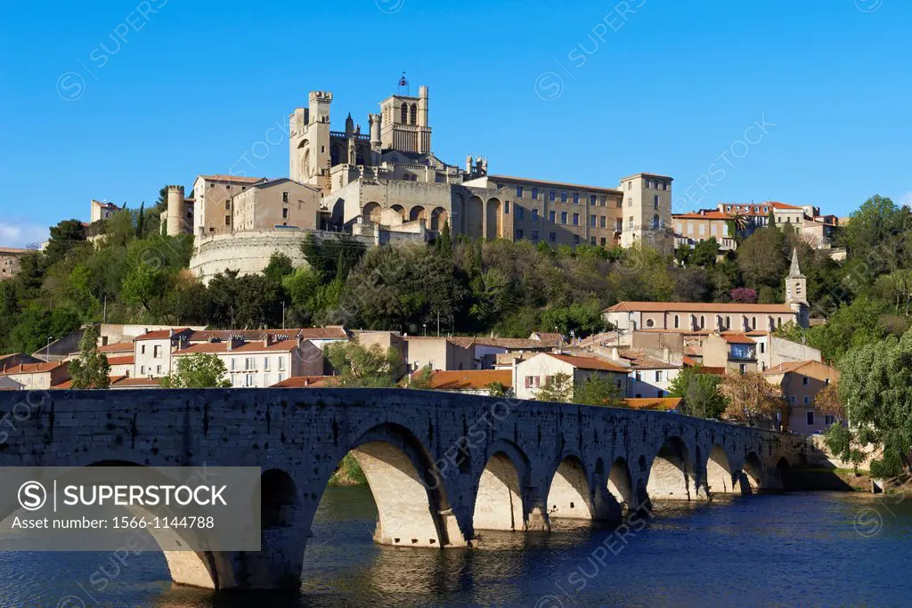 France, Herault department, Beziers, Saint Nazaire cathedrale and the river Orb