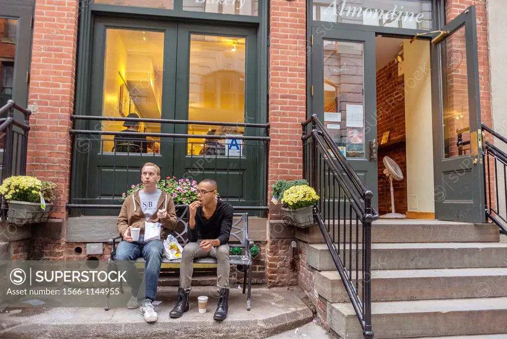 New York City, NY, USA, Two Men Sharing Snacks at Local Bakery on Street, in DUMBO Area, Dumbo Arts Festival