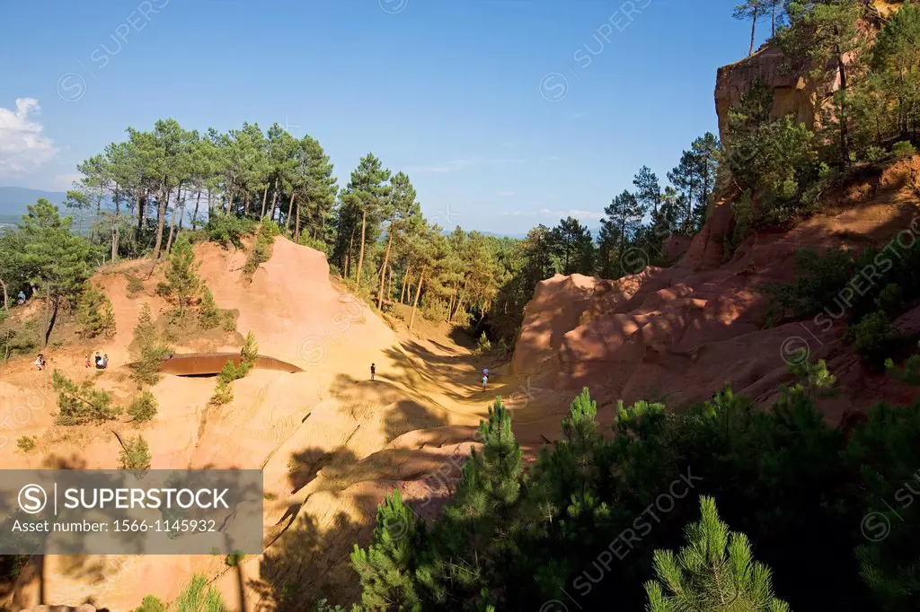 France, Provence, Vaucluse 84, Luberon, Roussillon, famous for its ochre hills