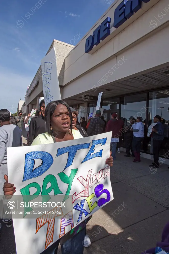 Detroit, Michigan - Members of the labor-supported Good Jobs Now rally at a DTE Energy office, demanding that the electric and gas utility pay its fai...