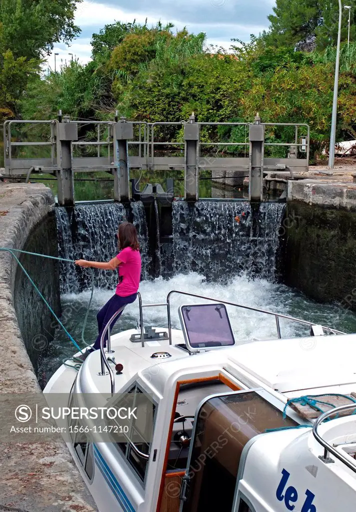 Securing a rental boat as it goes through a lock on the Canal du Midi near the city of Beziers France l´Herault Lanquedoc-Rousillon Autumn