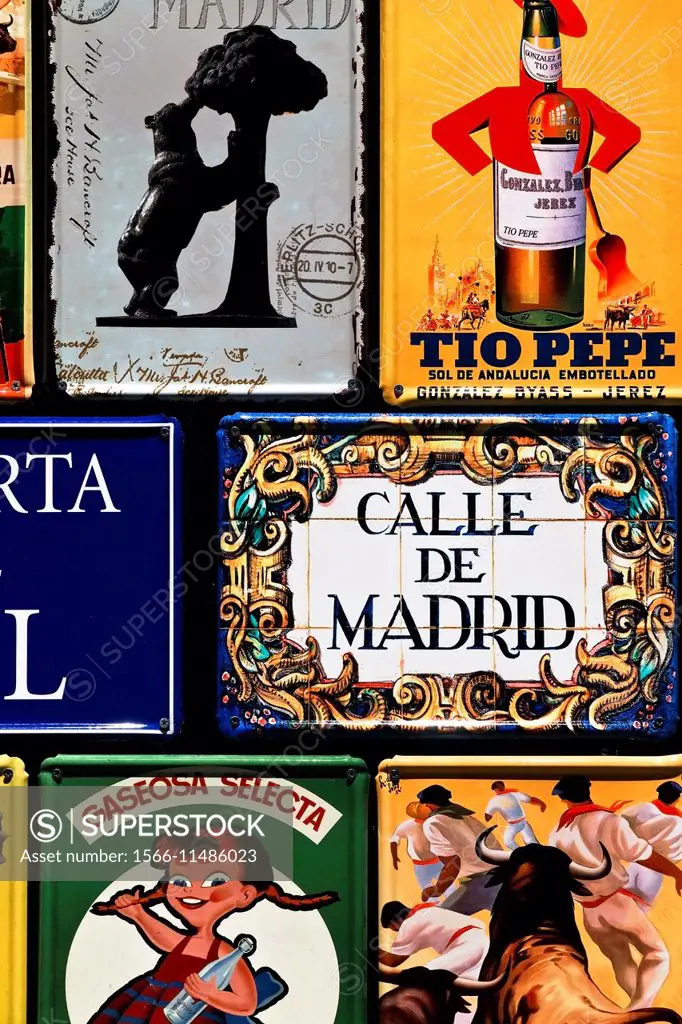 Placas en una tienda de souvenirs - Madrid – Comunidad de Madrid - España –  Europa. - SuperStock