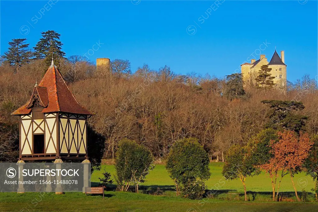 Typical dovecote and the Buzet Castle, Buzet-sur-Baïse, Lot-et-Garonne, Aquitaine, France