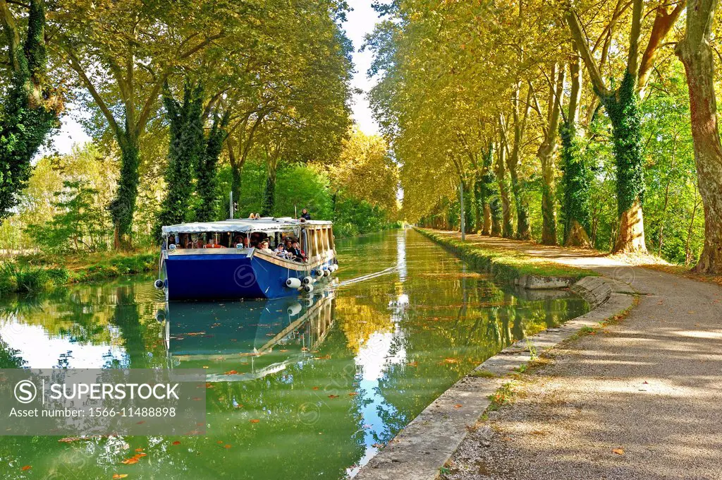 canal boat on the Canal de Garonne near Marmande, Lot-et-Garonne Department, Aquitaine, France.