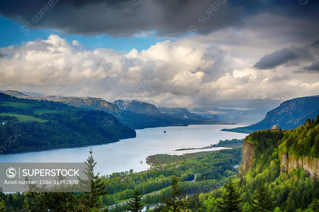 A view down the Columbia River gorge, Oregon, USA.