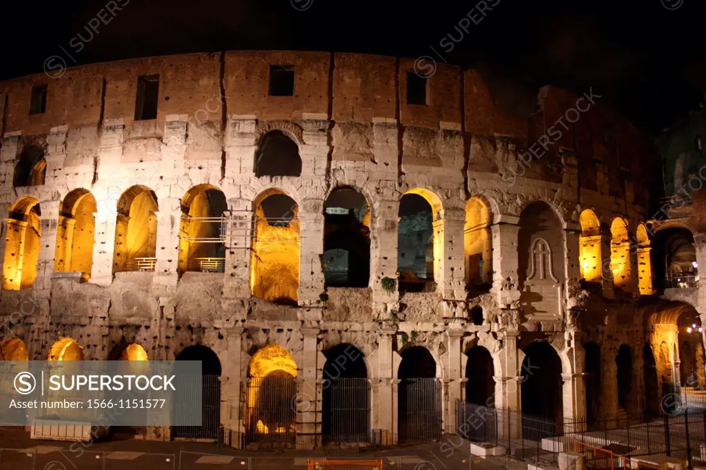 the colosseum in rome at night