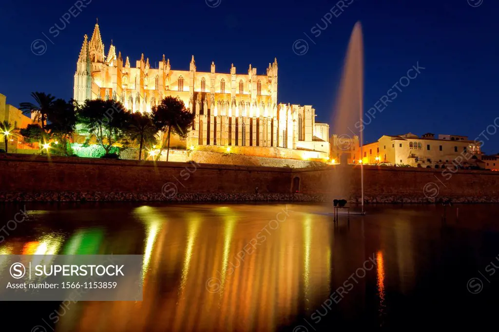 Spain, Balearic islands, Majorca, Palma, Palma cathedral at night (La Seu)