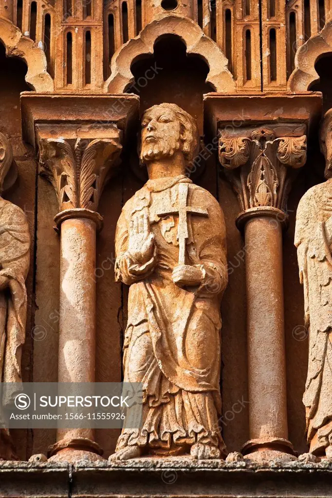 Apóstoles en la portada de la iglesia románica de San Pedro - Moarves de Ojeda - Palencia - Castilla León - España - Europa.
