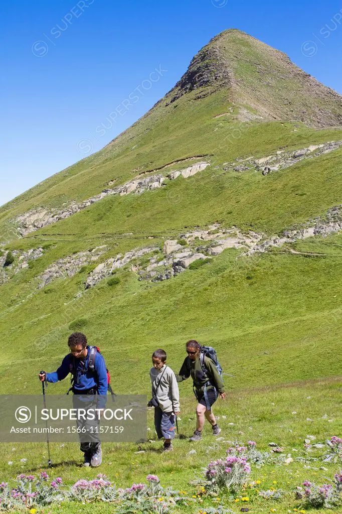 Hikers walking in Roncal valley and Arlas peak  Larra-Belagua massif  Pirineos  Navarra  Spain