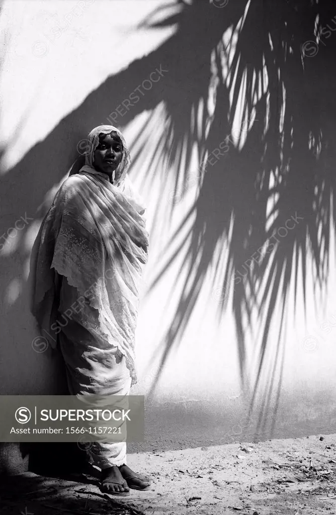 Young woman in the shade of a palm tree, N´djamena, Chad, Central Africa