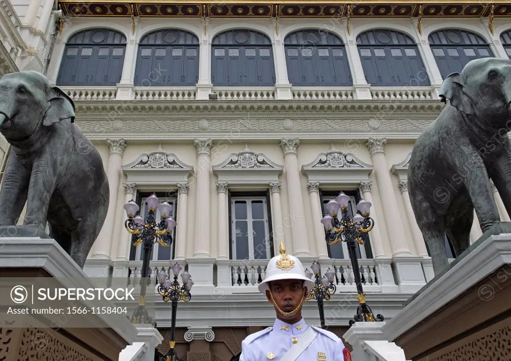 Soldier of the Royal Guards stands at the entrance of the Phra Thinang Chakri Maha Prasat The Grand Palace For just about 150 years, Bangkok´s Grand P...