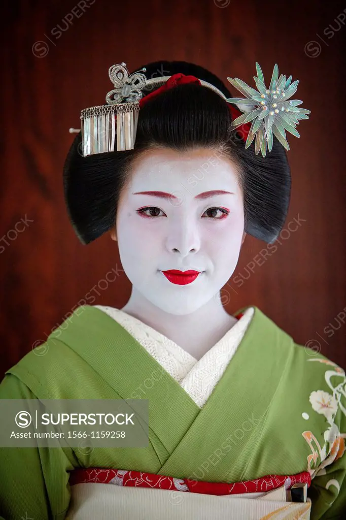 Fukukimi,´maiko´ geisha apprentice from Ishihatsu okiya house of geishas Geisha´s distric of Miyagawacho Kyoto  Kansai, Japan