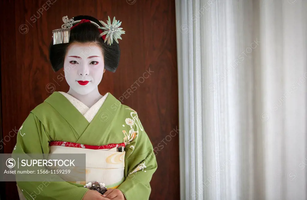Fukukimi,´maiko´ geisha apprentice from Ishihatsu okiya house of geishas Geisha´s distric of Miyagawacho Kyoto  Kansai, Japan