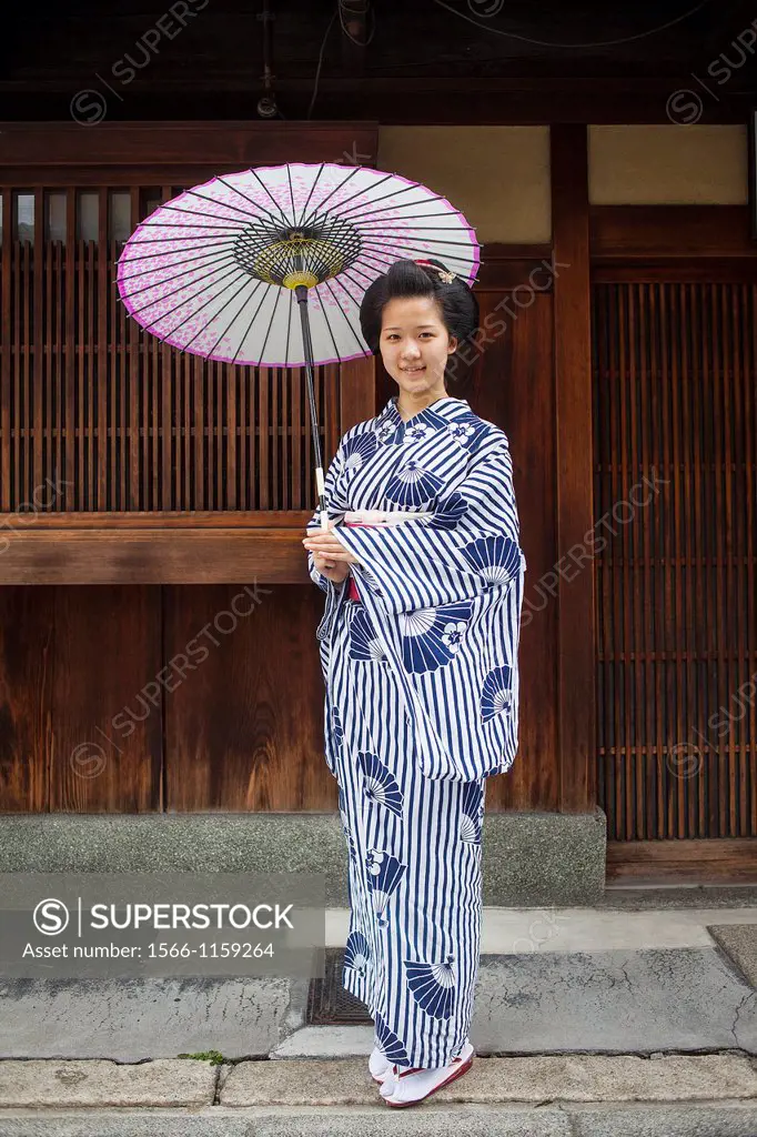 ´maiko´ geisha apprentice in geisha´s distric of Miyagawacho Kyoto  Kansai, Japan