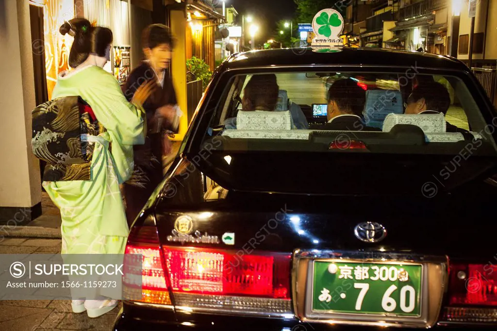 Geisha and Oka san says goodbye to clients Taxi in Hanamikoji dori street Geisha´s distric of Gion Kyoto  Kansai, Japan
