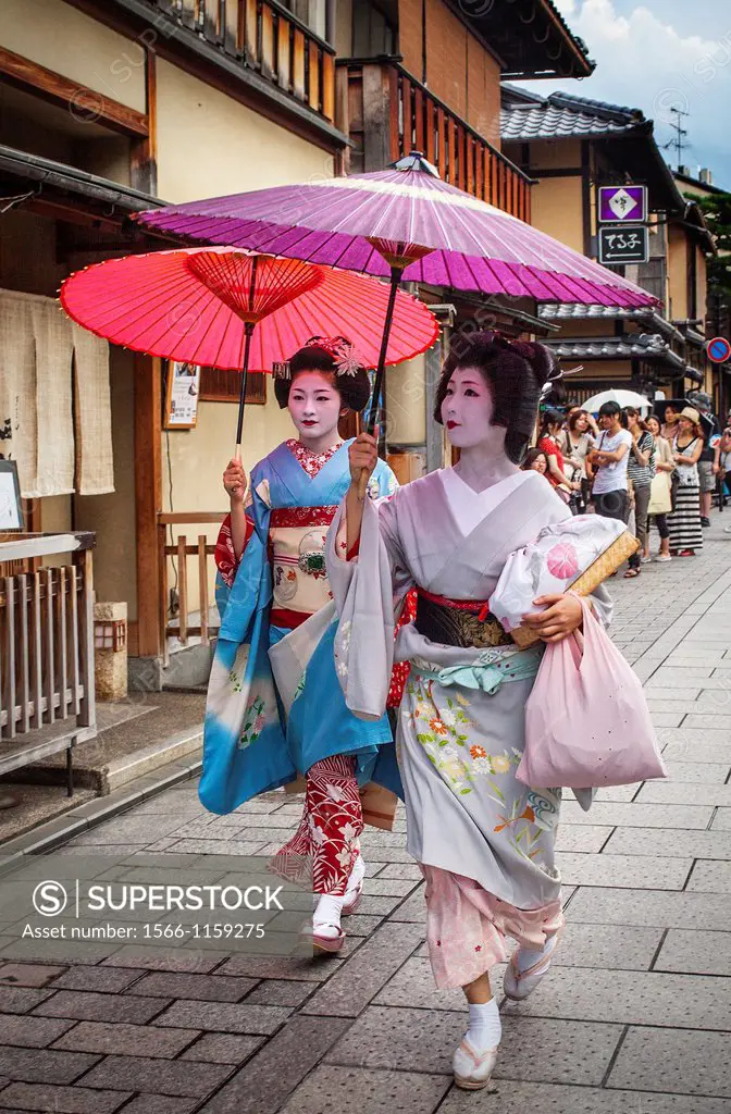 Geisha and ´maiko´ geisha apprentice in Hanamikoji dori street Geisha´s distric of Gion Kyoto  Kansai, Japan