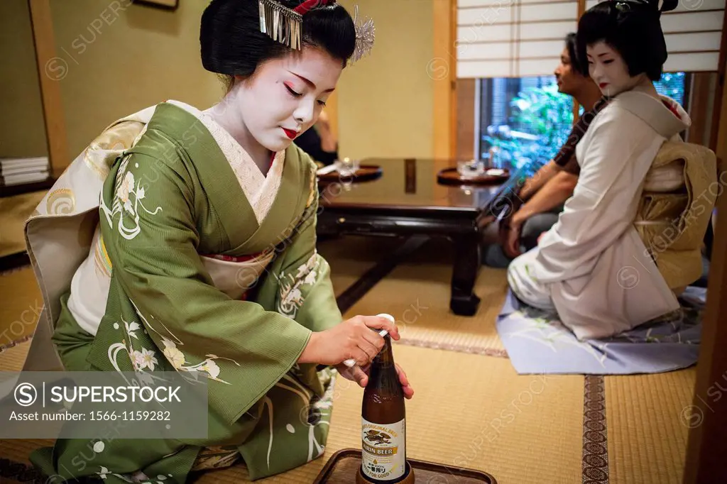 Fukukimi,´maiko´ geisha apprentice workimg in Miyaki tea house o-chaia Geisha´s distric of Miyagawacho Kyoto  Kansai, Japan