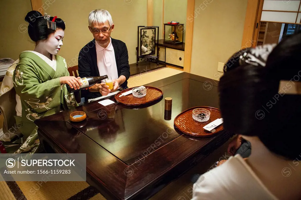 Fukukimi,´maiko´ geisha apprentice workimg in Miyaki tea house o-chaia Geisha´s distric of Miyagawacho Kyoto  Kansai, Japan