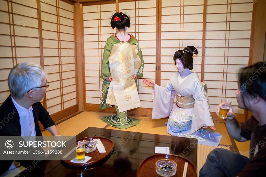 Fukuyu,geisha and Fukukimi,´maiko´ geisha apprentice workimg in Miyaki tea house o-chaia Geisha´s distric of Miyagawacho Kyoto  Kansai, Japan