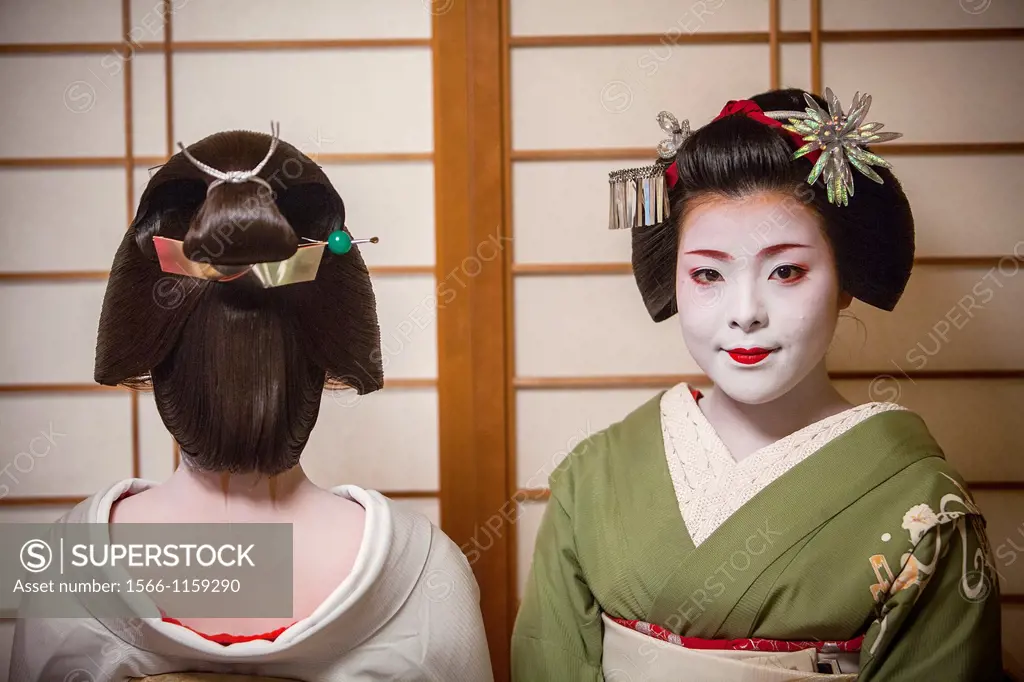 Fukuyu,geisha and Fukukimi,´maiko´ geisha apprentice  from Ishihatsu okiya geisha house Geisha´s distric of Miyagawacho Kyoto  Kansai, Japan
