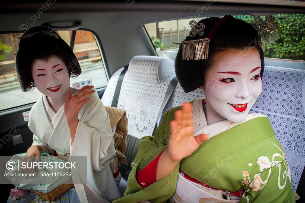 Fukuyu,geisha and Fukukimi,´maiko´ geisha apprenticein taxi going to work They say goodbye at Oka san  Geisha´s distric of Miyagawacho Kyoto  Kansai, ...