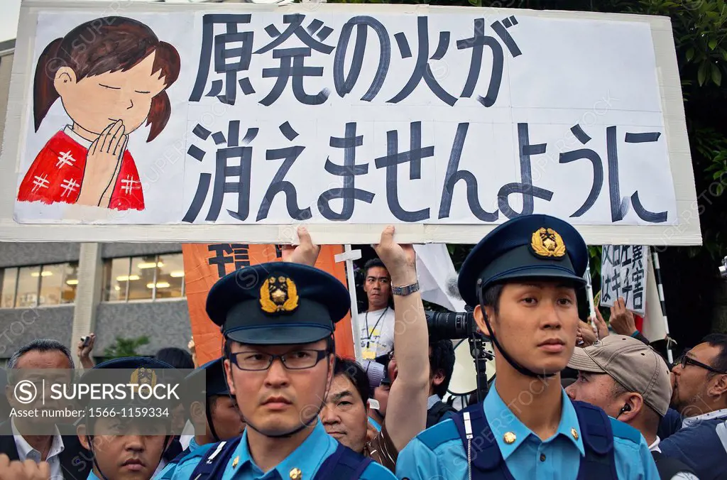 Pro-nuclear people protected by police in Anti-nuclear demonstration, in front of the headquarters of Japan´s Government Kokkai or Diet Tokyo Japan