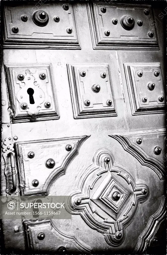 Detalle de puerta madera maciza con bocallave en Santiago de Compostela, Coruña, Galicia, España , Detail of solid wood door with keyhole in Santiago ...