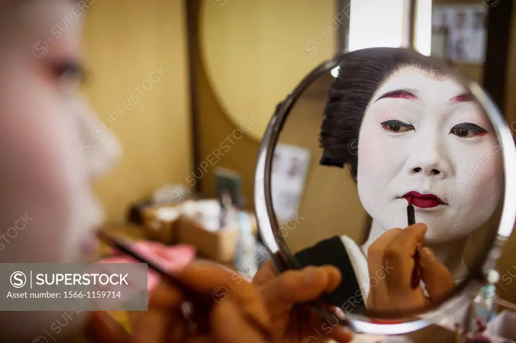 Toshiyu applying makeup in her Okiya geisha house Geisha from geisha´s distric of Miyagawacho Kyoto  Kansai, Japan