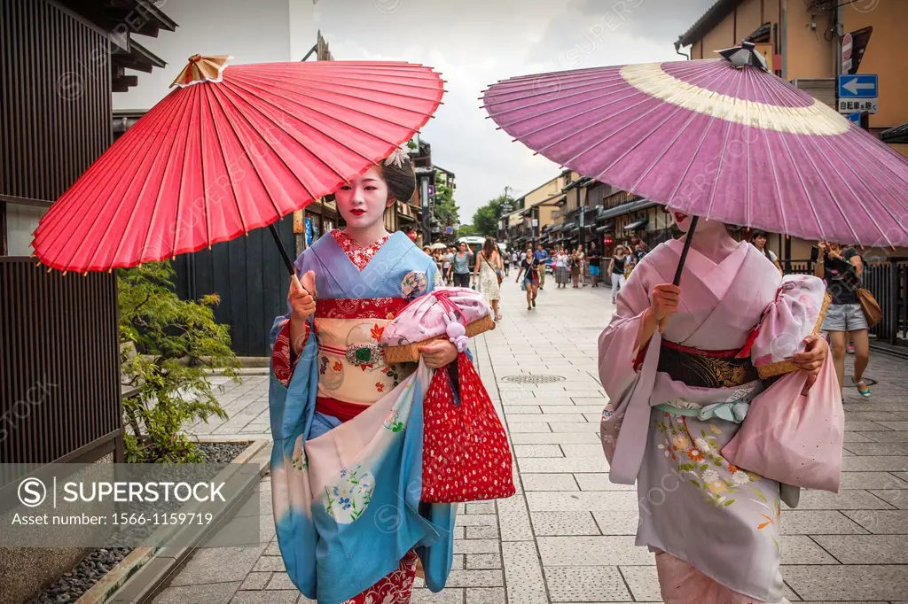 Geisha and ´maiko´ geisha apprentice in Hanamikoji dori street Geisha´s distric of Gion Kyoto  Kansai, Japan
