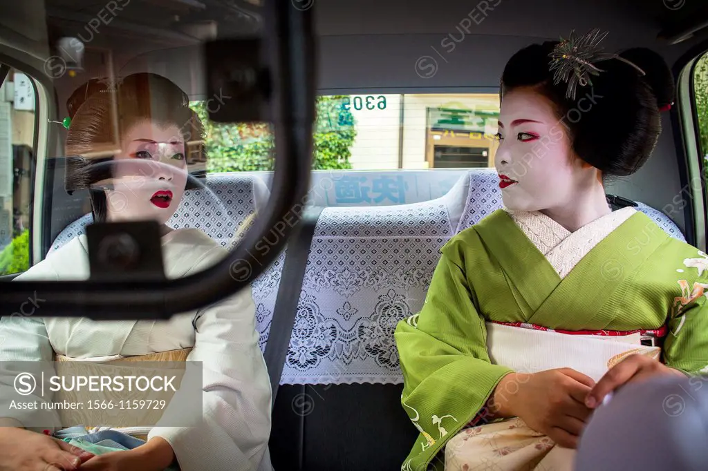 Fukuyu,geisha and Fukukimi,´maiko´ geisha apprenticein taxi going to work Geisha´s distric of Miyagawacho Kyoto  Kansai, Japan