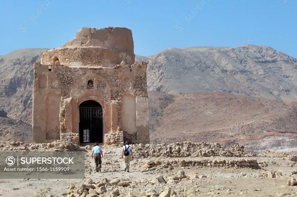 Bibi Miriam´s Tomb, Oman with the eastern Hajar mountains in the background