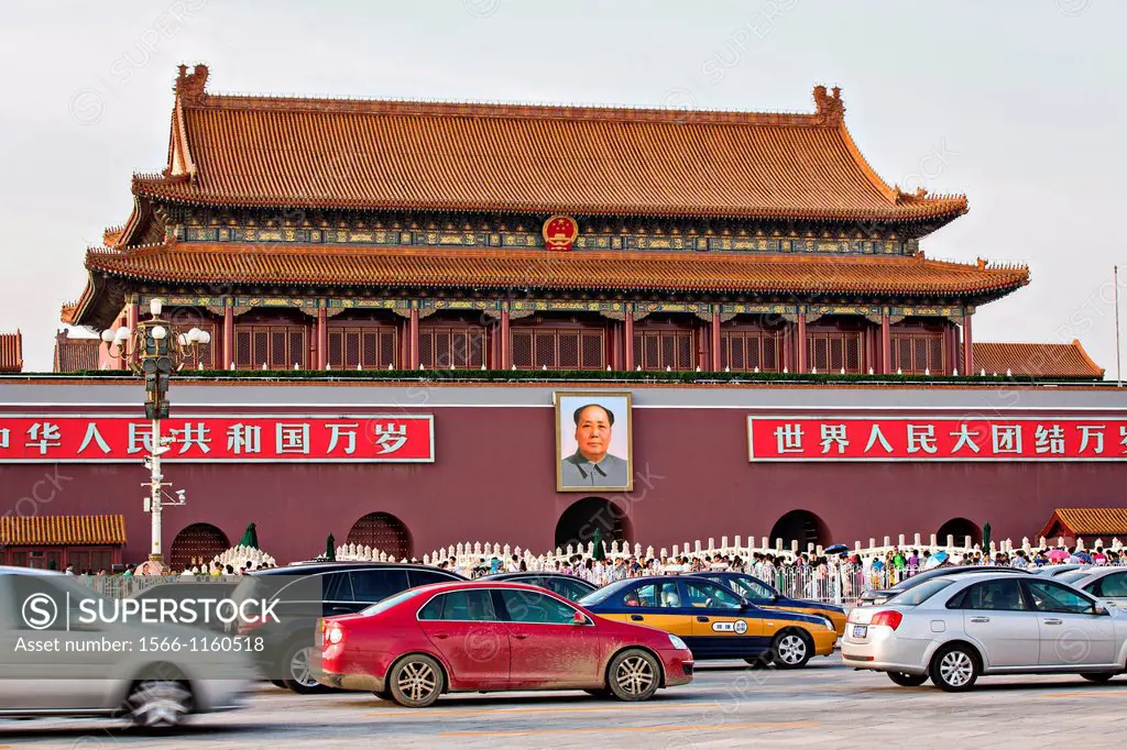 Tian´an Men gate or the Gate of Heavenly Peace with traffic in Beijing, China