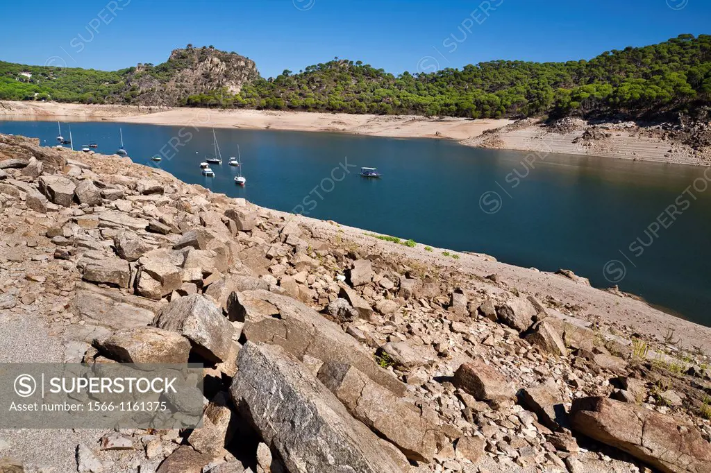 Dry season in the San Juan reservoir  San Martín de Valdeiglesias  Madrid  Spain