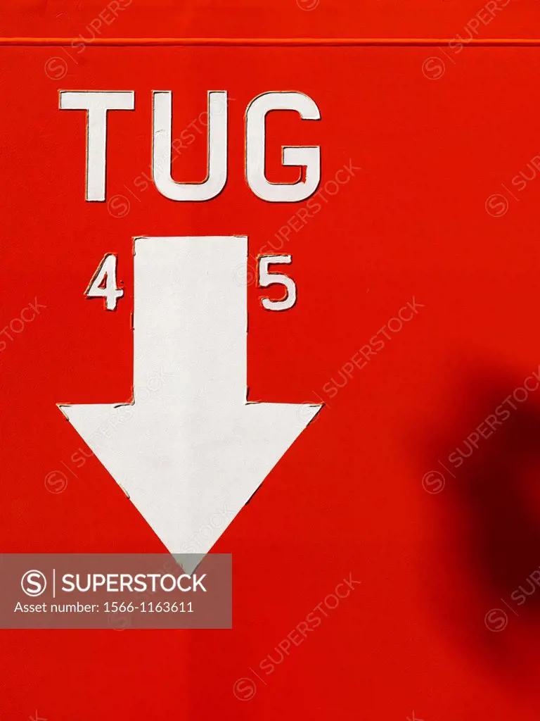 A red sign pointing at a tug point