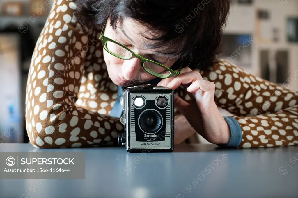mujer haciendo fotos con camara antigua Kodak Brownie, woman taking pictures with old Kodak Brownie camera