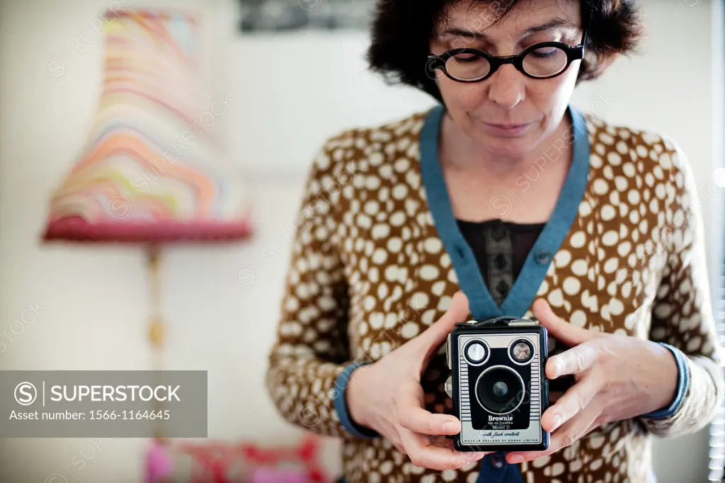 mujer haciendo fotos con camara antigua Kodak Brownie, woman taking pictures with old Kodak Brownie camera