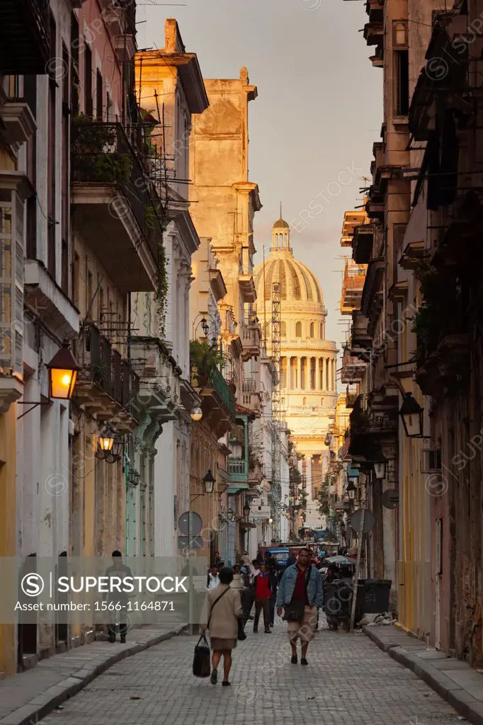 Cuba, Havana, Havana Vieja, Old Havana buildings, dawn